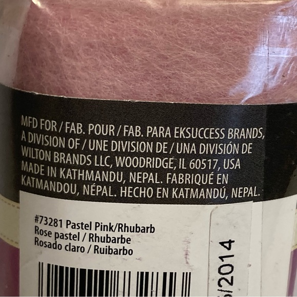 6 Dimensions FeltWorks 100% Wool Roving 0.25oz Pastel Pink Rhubarb Crafts - Picture 7 of 14